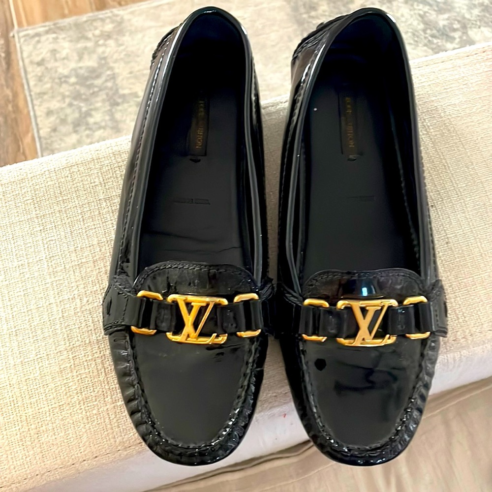Louis Vuitton black patent leather flat shoe